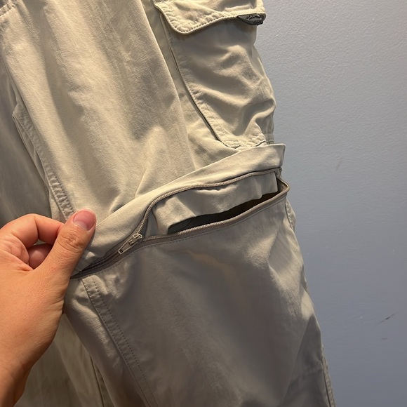 Women’s M Columbia GRT cargo khakis, sporty, zippers, shorts and pants - Picture 4 of 12